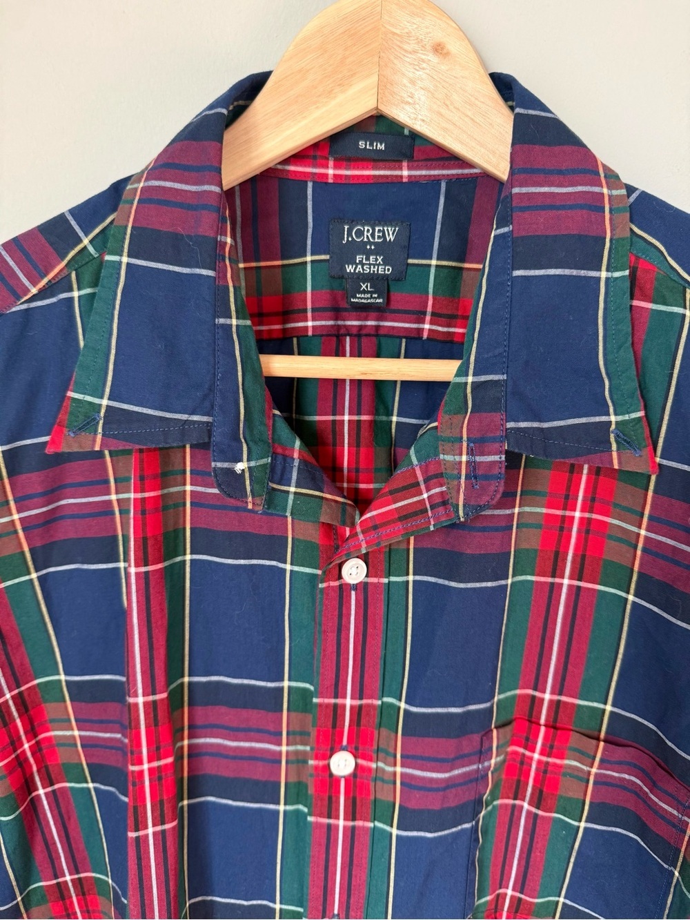 J. Crew Men’s Slim Fit Flex Washed Navy & Red Plaid Button-Down Shirt - Picture 2 of 3